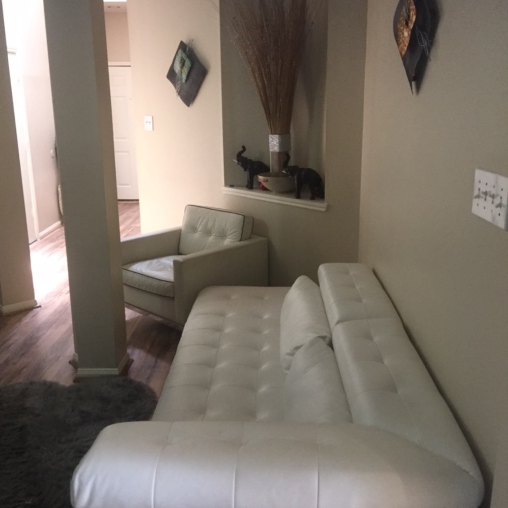 White couch - Picture 1 of 5